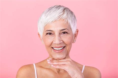 coupes cheveux femme 60 ans|13 coiffures longues et courtes qui rajeunissent les femmes de。